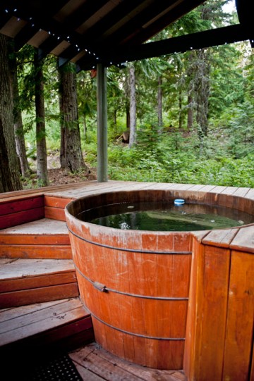 The outdoor hot tub in the forest at the Rams Head Inn